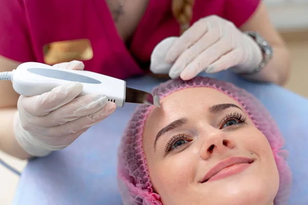 Ultraschallscanner Verfahren Der Ultraschallreinigung Des Gesichts Kosmetologische Klinik Gesundheitswesen Klinik — Stockfoto
