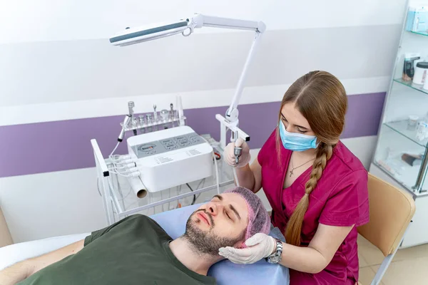 Eingriff Auf Der Stirn Der Mensch Beim Kosmetologen Mesotherapie Plasmolifting — Stockfoto