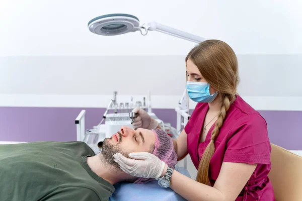 Mann Bekommt Gesichtsbehandlung Durch Kosmetikerin Wellness Salon Schönheitsbehandlung Und Hautpflege — Stockfoto