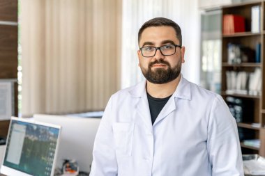 Bir doktorun portresi. Dikey portre. Önlüklü adam. Sakallı tıbbi gözlük uzmanı..