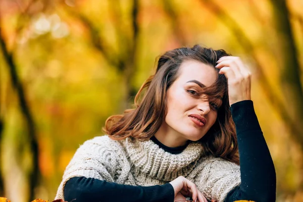 Una Mujer Bonita Con Pelo Lujoso Apoya Cabeza Mano Fondo — Foto de Stock