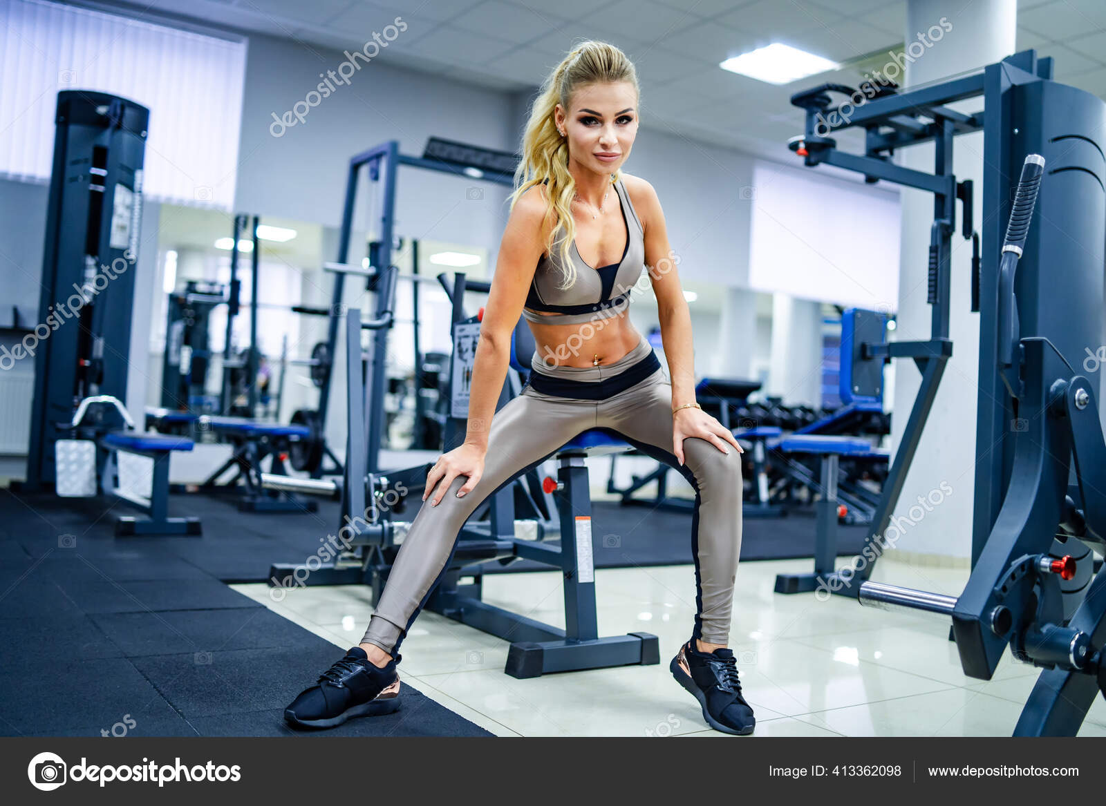 Femme de fitness blonde en vêtements de sport avec un corps