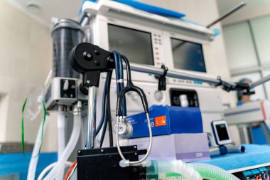 Mekanik havalandırma donanımı için gerekli ekipmanın bir parçası. Zatürree teşhisi. Ciğerlerin oksijenle havalandırılması. Ameliyat konsepti.