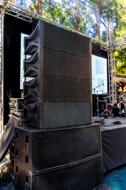 Profesyonel müzik dinamikleri büyük boyutlarda. Konserde büyük hoparlörler.