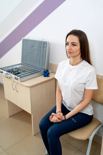 Femme Assise Sur Une Chaise Dans Une Clinique Ophtalmologie Femme — Photo