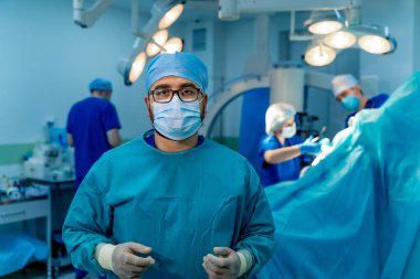 Robot teknoloji ekipmanlarıyla cerrahi odasında beyin cerrahı. Arka planda ameliyathane.