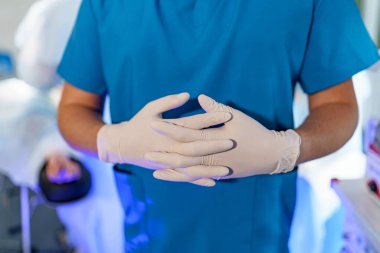 Koruyucu lateks eldiven giyen doktor. İnsanın elinin ön görüntüsü. Sağlık hizmeti konsepti. Seçici odak.
