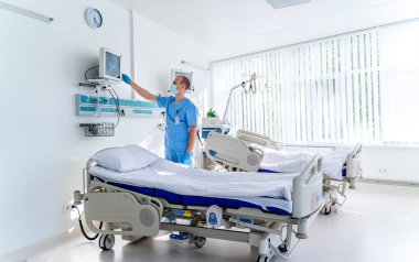 İç hastane tasarım konsepti. Modern klinikteki resüsitasyon odasının içinde. Modern koğuşta ekipman. Tıbbi bakım.