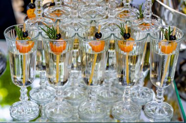 Düğün masası tatili. Bardaklar dolusu şampanya. Seçici odaklanma, ön görüş. Kapat..