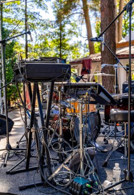 Konser için sahne ekipmanı. Mikrofonlu, projektörlü büyük sahne. Seçici odaklanma. Konser açık havada.