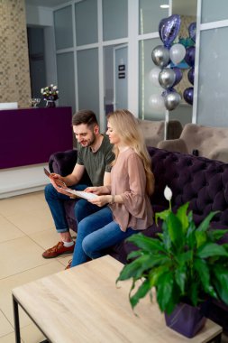 Hasta çift, evlilik danışmanlığı için doktor ya da psikolog arıyor. Aile sağlık terapisi. Kısırlık için doğurganlık tedavisi. Psikoterapi seansı konsepti.