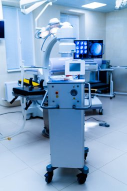 Arka planda ameliyat yaparken klinikte ameliyat monitörü. Özel teknisyen. Gelişmiş modern teknolojiler. Hastanedeyiz. Yakın çekim..