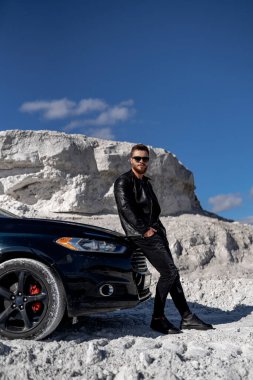 Uzun otomobil yolculuklarında sakallı zalim adam ara veriyor. Lüks siyah araba..