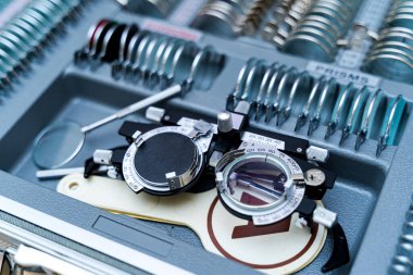 Optalmoloji test kutusu. Optometristlerin ve göz doktorlarının evrensel-messbrille aracı. Bir çift dioptrik gözlük. Görme düzeltmesi. Yakın çekim..