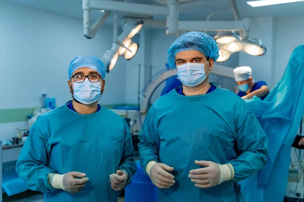 Två Specialister Operationssalen Läkare Tittar Kameran Putsar Skrubbar Och Skyddande — Stockfoto