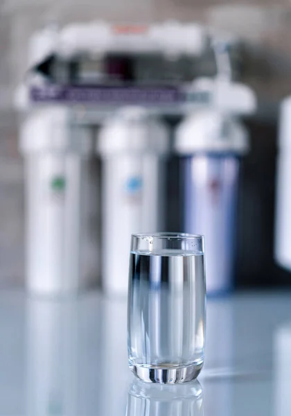 Geweldige Filters Drinkwater Zuiveren Wazige Achtergrond Glas Helder Water Aan — Stockfoto