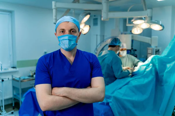 Doctor Scrubs Stands Cross Hands Modern Equipment Operating Room Medical — Stockfoto