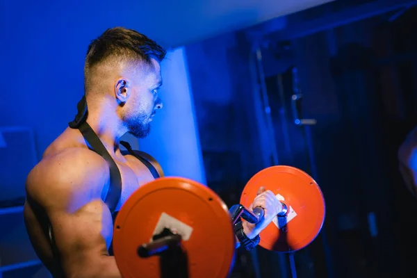 Gespierde Man Aan Het Trainen Met Halter Gespierde Jongeman Tilt — Stockfoto