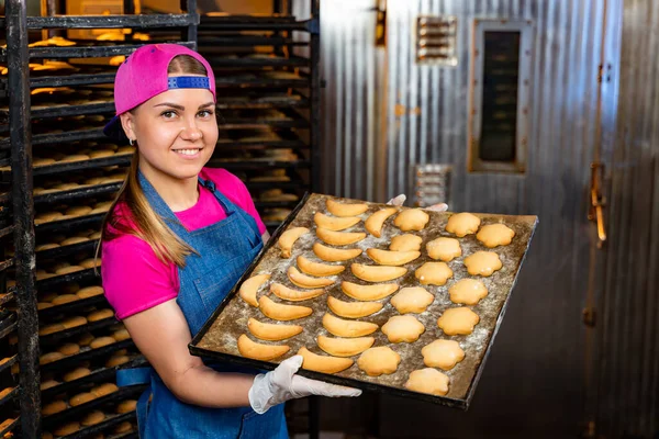 Bricka Med Färska Bröd Rullar Eller Bullar Varmt Bageri Från — Stockfoto