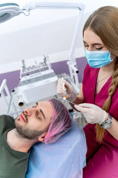 Man Får Ansiktsmask Kosmetolog Spasalongen Skönhetsbehandling Och Hudvård Närbild — Stockfoto