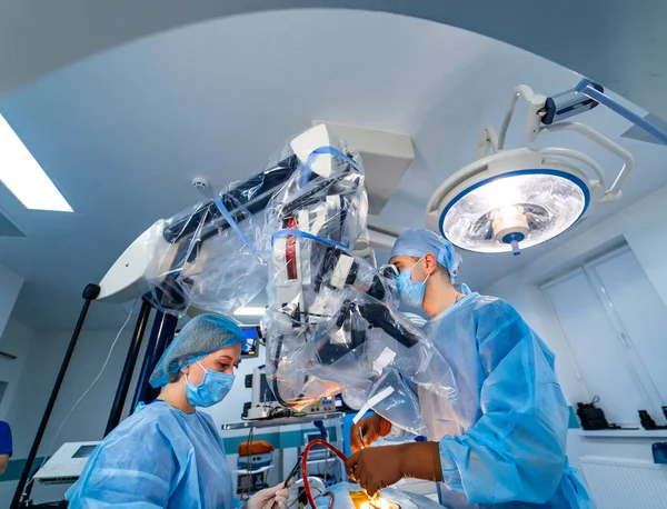 Medical Specialists Modern Operating Room Doctor Performs Surgery Operation Microscope — ストック写真
