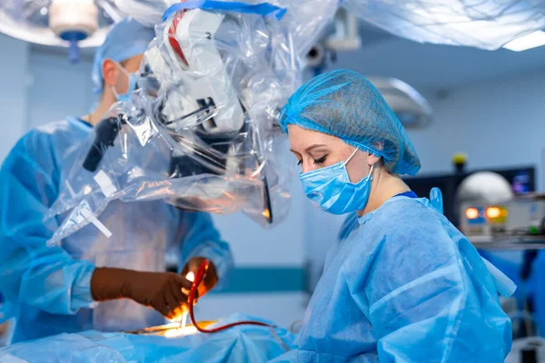 医院的手术室 在医院提供现代化技术设备的专业人员 护士站在前面 — 图库照片
