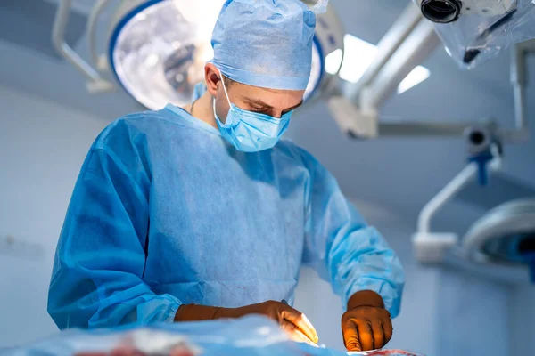 Хирург Современном Помещении Высокотехнологичным Оборудованием Врач Проводит Нейрохирургическую Операцию Портрет — стоковое фото