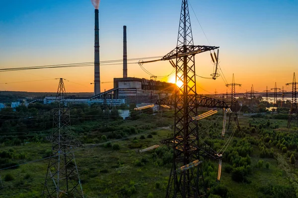 Pilones Que Llevan Electricidad Través Paisaje Rural Hermoso Atardecer Enfoque — Foto de Stock