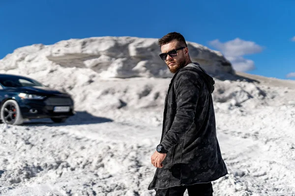 Atractivo Chico Fresco Con Barba Levanta Sobre Fondo Rocas Blancas —  Fotos de Stock