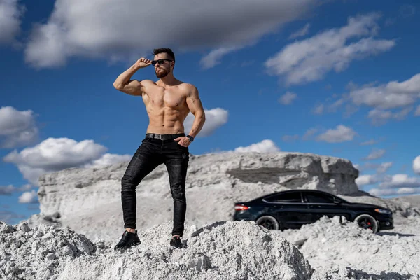 Strong Attractive Bodybuilder Lifestyle White Landscape Halfnacked Man Stands Rock — Stock Photo, Image