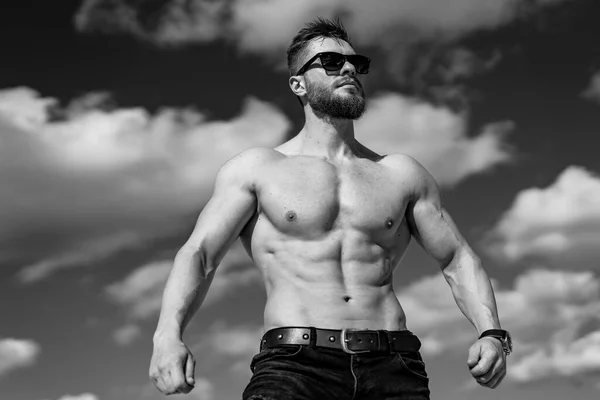 Brutal Starker Bodybuilder Der Draußen Posiert Fotoshooting Einem Steinbruch Luftaufnahme — Stockfoto