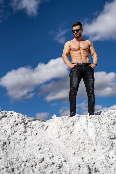 Uomo Senza Camicia Sta Una Roccia Bianca Ragazzo Jeans Cool — Foto Stock