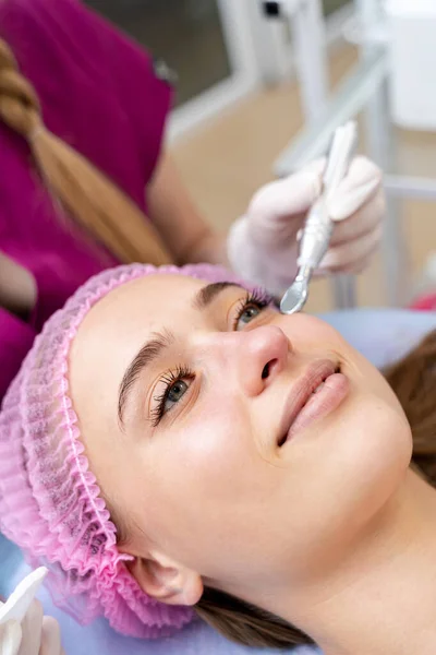 Das Gerät Zur Ultraschall Gesichtsreinigung Gesichtsreinigung Der Klinik Ultraschall Gesichtspeeling — Stockfoto