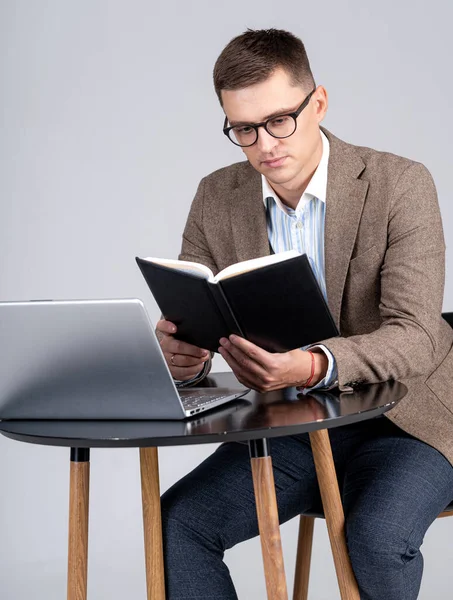 Man Sales Manager Cheking Schema Notitieblok Laptop Het Bureau Beroepsbeoefenaar — Stockfoto