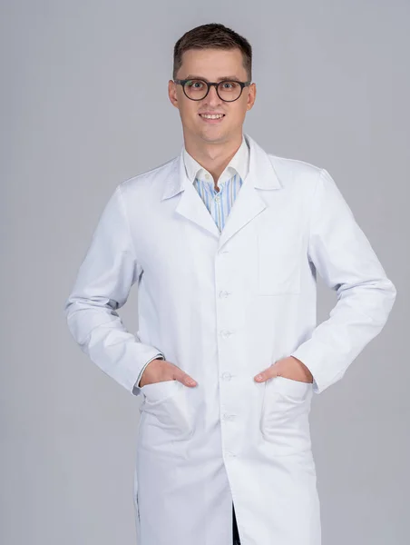 Bir Doktor Tıp Uzmanının Stüdyo Portresi Elleri Ceplerinde Duruyor Önlüklü — Stok fotoğraf
