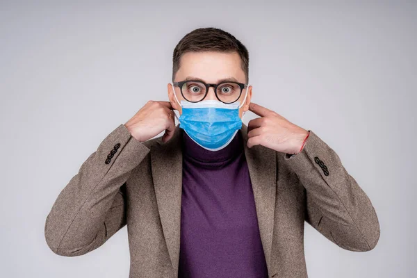 Joven Empresario Confiado Lleva Una Máscara Médica Protectora Del Virus — Foto de Stock