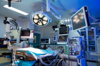 Hastane odasında bir adam ameliyat ediliyor.