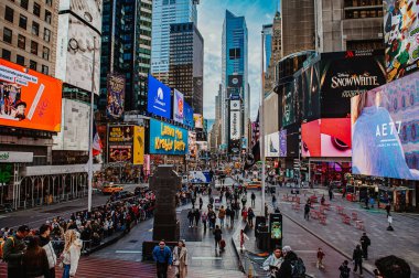 New York, ABD, 28 Mayıs 2025: Kalabalık Times Meydanı 'na akın ediyor. Times Meydanı 'nın işlek sokakları turist ve yerlilerle dolu. Canlı atmosferin ve parlak ekranların tadını çıkarıyorlar..