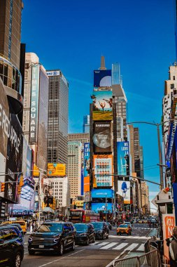 New York, ABD, 28 Mayıs 2025 Times Meydanı 'nda aydınlık bir gün. Parlak mavi gökyüzü, arabaların ve yayaların şehirde canlı bir atmosfer yarattığı Times Meydanı 'nın üzerinde uçuyor..