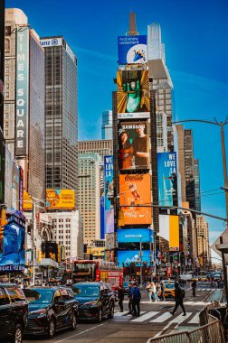 New York, ABD, 28 Mayıs 2025: Times Meydanı 'nda gündüz vızıltısı. Times Meydanı, caddeleri araçlar ve yayalarla dolduran parlak reklam panoları gibi kalabalıklarla dolu..