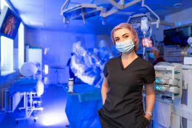 Ameliyathanede cerrah hazırlığı. Modern bir ameliyathanede çalışan profesyonel bir doktor, ameliyata odaklanmış ve hazır, çevresindeki gelişmiş ekipmanlarla....