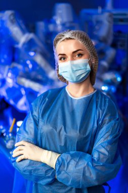 Önlüklü bir tıp uzmanı. Bir sağlık çalışanı, koruyucu giysi ve maske takmış, güvenle tıbbi bir ortamda harekete geçmeye hazırdır..