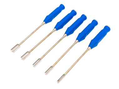 Nöroşirürji aletleri hazır. Steril bir ortamda nöroşirürji prosedürü için düzgün bir şekilde düzenlenmiş cerrahi aletler..