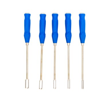 Nöroşirürji aletleri ve aletleri. Nöroşirürjide hassasiyet için tasarlanmış mavi saplı cerrahi aletler..