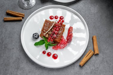 Naneli tatlı lezzeti. Karamelli katmanlar, böğürtlenler ve nane ile nefis bir tatlı. Gurme yemek deneyimi için ideal..