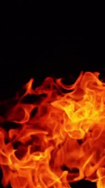 Karanlıkta dönen kızgın alevler gibi. Minicik parıltılar havada uçuşuyor. Kapatın. Dikey video