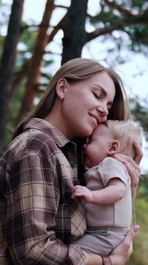 Güzel annesi olan küçük bir bebek. Doğuştan yeni doğmuş bebeği olan komik bir kadın. Dikey video