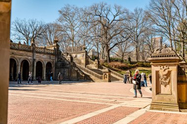 New York, ABD, 8 Ekim 2024 Central Park 'ın güzelliğinde kış. Ziyaretçiler güneşli bir kış gününde, yapraksız ağaçların arasındaki temiz havanın ve manzaranın tadını çıkararak Central Park 'ta gezinirler..
