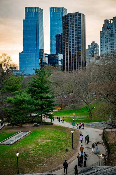 Alacakaranlıkta Central Park 'ı keşfetmek. Karanlık çöktüğünde ziyaretçiler Central Park 'ta dolaşır ve doğayı şehir hayatıyla harmanlarlar..
