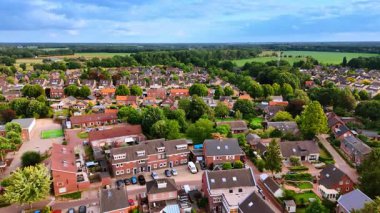 Barışçıl bir köyün hava manzarası. Bereketli yeşillik huzurlu bir köyün büyüleyici evlerini kuşatıyor, kırsal hayatın güzelliğini gün ışığında gözler önüne seriyor..